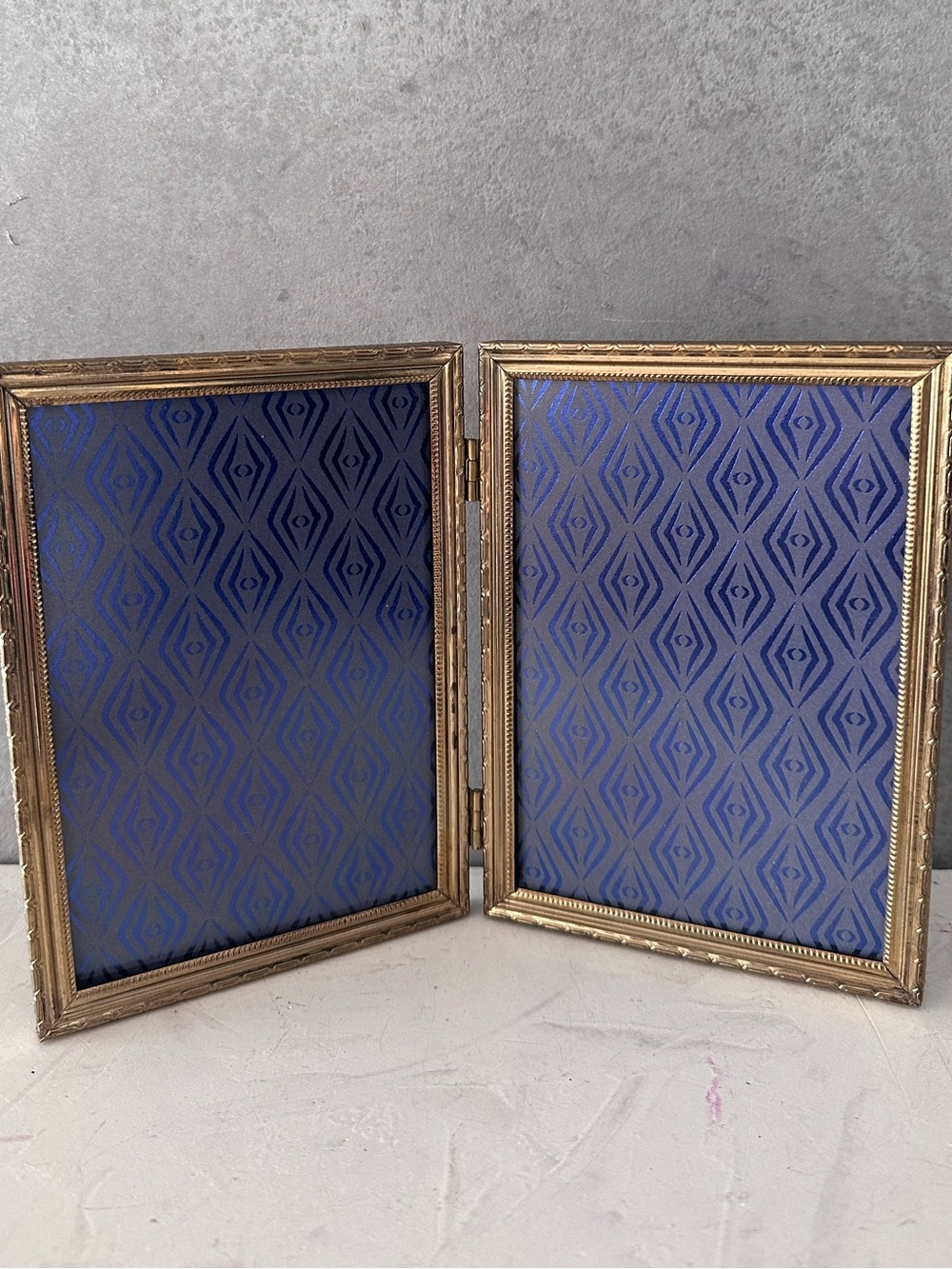 VINTAGE BI-FOLD 5X7 ORNATE GOLD BRASS PICTURE FRAME